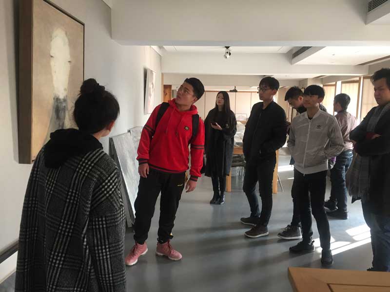 美术学院校内校外课程同步行----艺术展览与策划课程走进美术馆