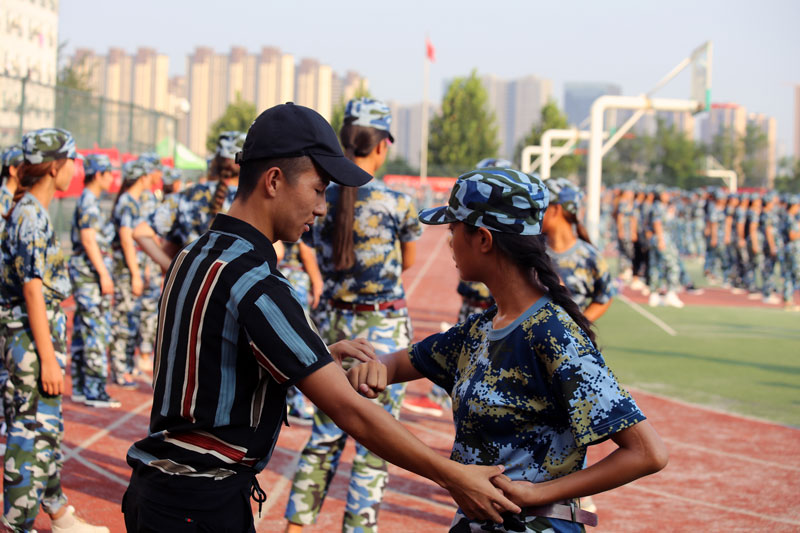 炎炎烈日下的清风  做最好的自己炎炎烈日下的清风  做最好的自己 ——访“新生军训辅导员”黄齐