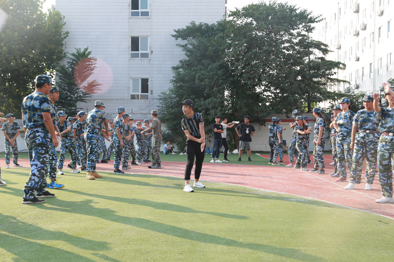 炎炎烈日下的清风  做最好的自己炎炎烈日下的清风  做最好的自己 ——访“新生军训辅导员”黄齐