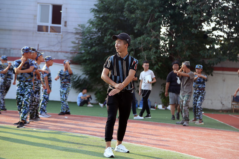 炎炎烈日下的清风  做最好的自己炎炎烈日下的清风  做最好的自己 ——访“新生军训辅导员”黄齐