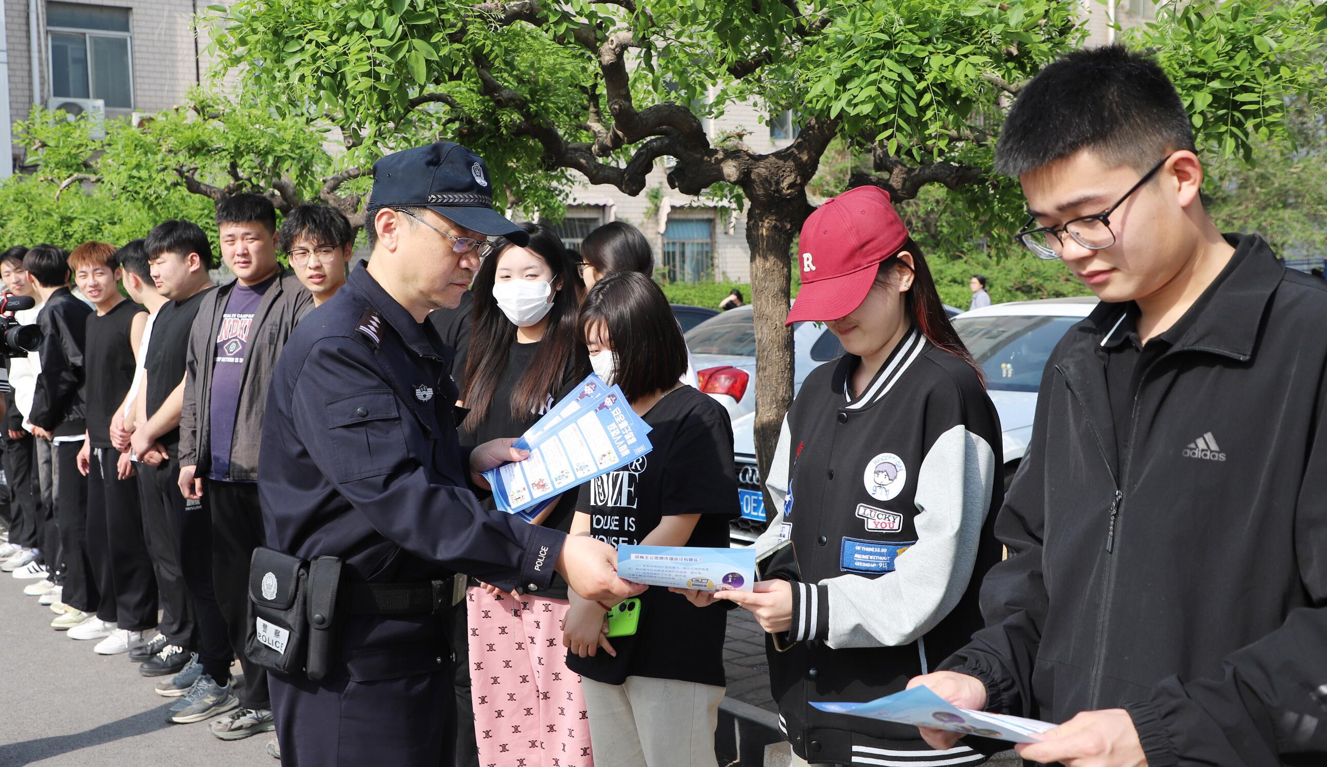山东艺术设计职业学院举行防暴综合演练等系列活动，打起除隐患、保安全、促和谐“组合拳 第 2 张