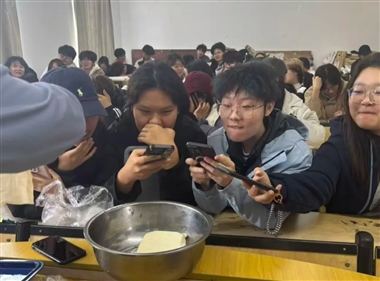 美术学院开展“非遗豆腐制作”劳动教育