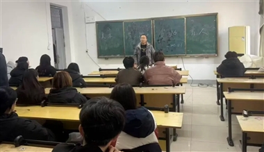 美术学院召开资助育人主题班会