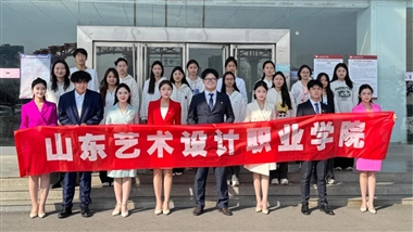 数字传媒学院播音专业师生在校园内打造了一场沉浸式诗歌盛宴