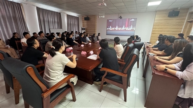 学校组织师生观看纪念中国人民抗日战争暨世界反法西斯战争胜利80周年大会