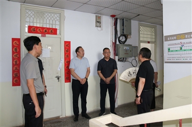 学校领导带队深入学生公寓检查开学准备工作