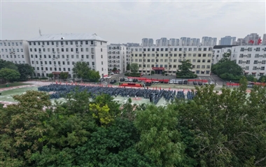 山东艺术设计职业学院举行2025级新生军训开营仪式