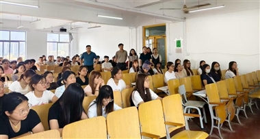 新学期新气象，深入一线促教学——学校领导开展开学首日教学巡查