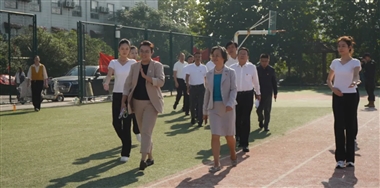 学校举行2025级新生军训闭营式暨新学年开学典礼