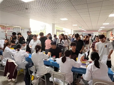 学校组织开展2025级新生入学体检工作