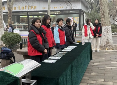 学校第一党支部第一党小组党员志愿者开展志愿服务活动