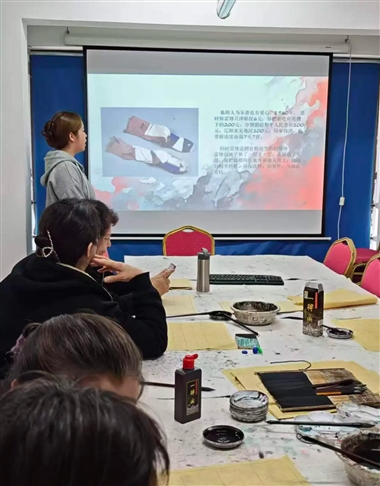 美术学院学子走进社区以志愿行动传承雷锋精神